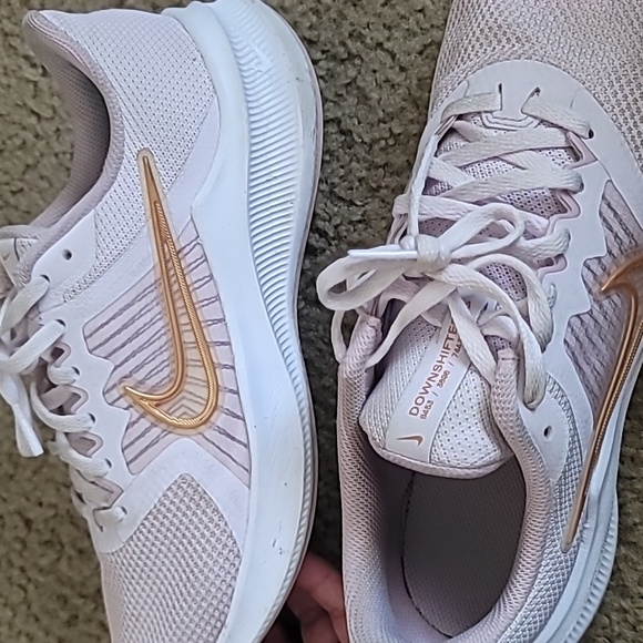 Pink nikes - Picture 4 of 8